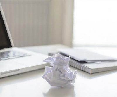 Poupar com a redução do papel e os consumíveis